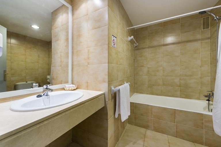 Bathroom 5, Aparthotel Alcudia Beach, Baleares