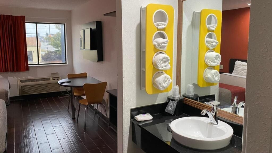 Bathroom, Relax Inn, Johnson