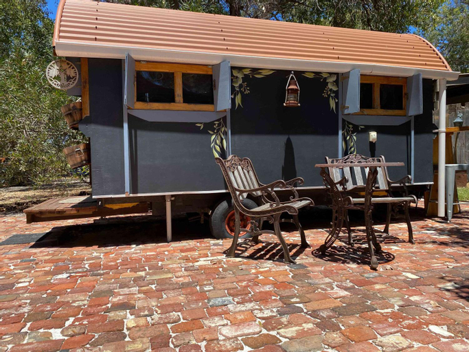 Gypsy Van Tiny House with Unique Outdoor Bathroom, WIFI & Firepit, Murray