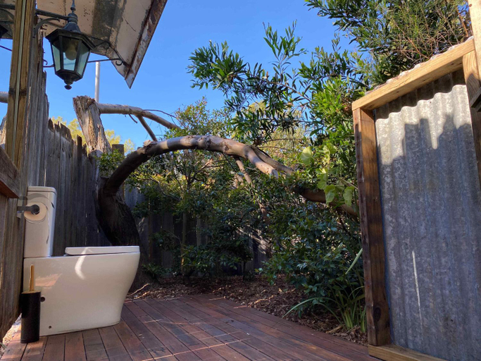 Others 2, Gypsy Van Tiny House with Unique Outdoor Bathroom, WIFI & Firepit, Murray