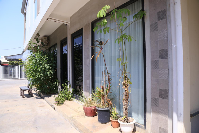 Exterior 13