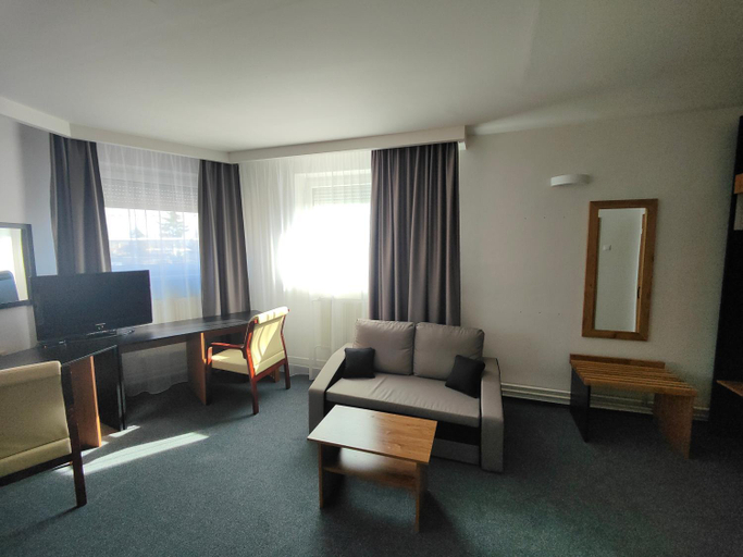 Others 5, Hotel P7, Lucenec