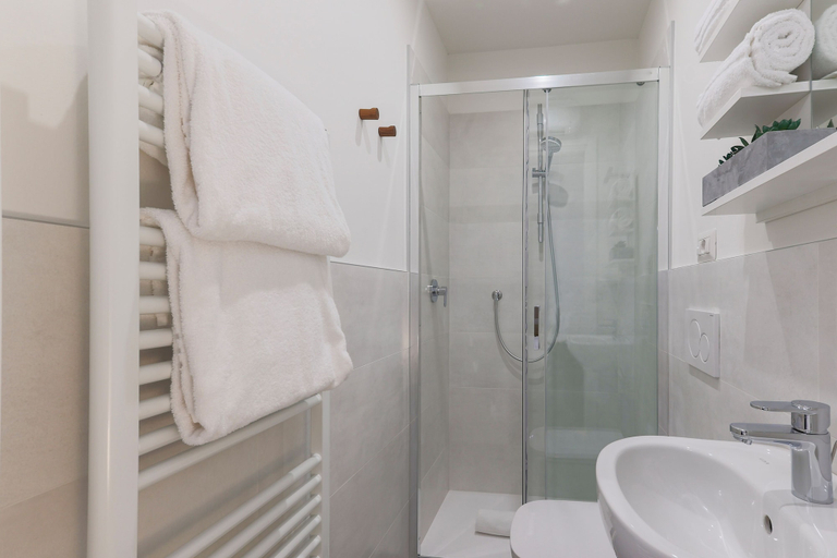 Bathroom 4, Villa Eugenia suite, Como