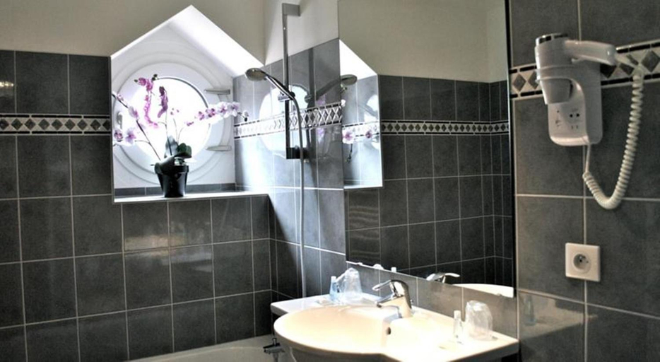 Bathroom 4, Alliance, Hautes-Pyrénées