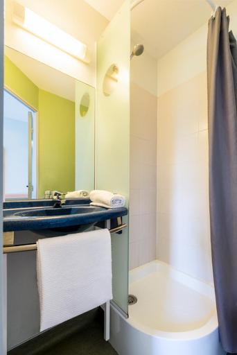 Bathroom 4, ibis budget Chatellerault, Vienne