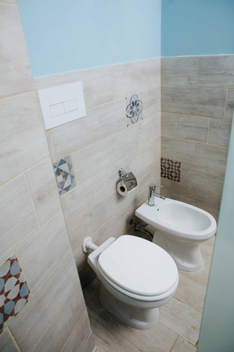 Bathroom 2, Calamarina Centro, Palermo