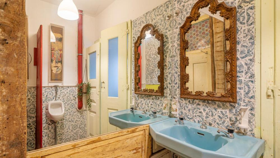 Bathroom 2, The Indy House by LovelyStay, Lisbon