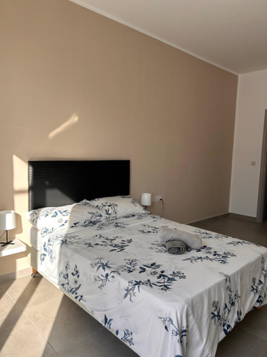2, Qawra penthouse 4person AC+wifi, Saint Paul's Bay