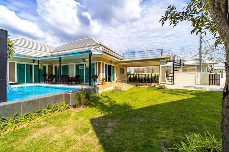 Exterior & Views