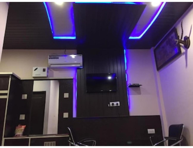 Shared lounge/TV area