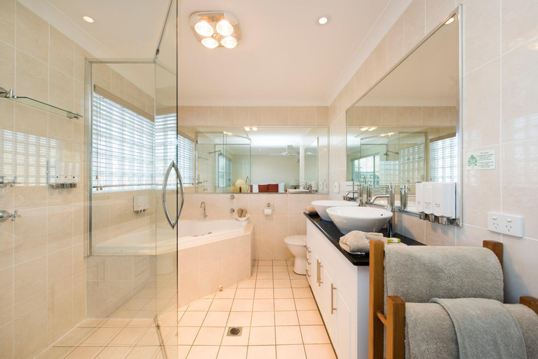 Bathroom 18