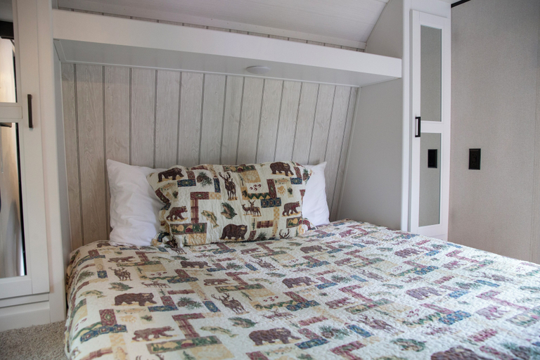 Bedroom 3, Jasper Gates Resort and RV, Division No. 14