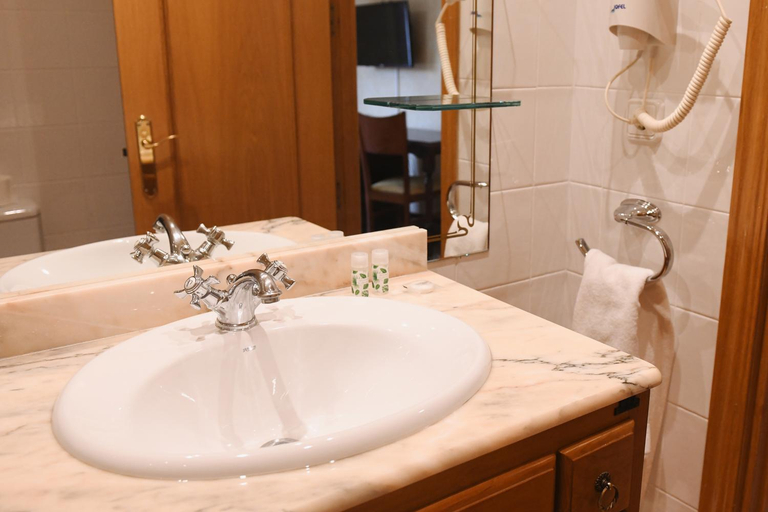 Bathroom 2, Hotel Alvargonzalez, Soria