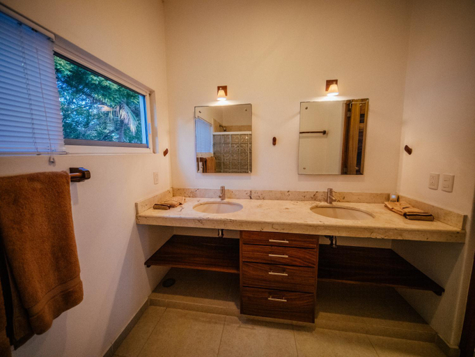 Bathroom 4, Refugio del Faro, Dist. Pochutla