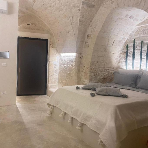 Others 4, Alesia Luxury Cave, Brindisi