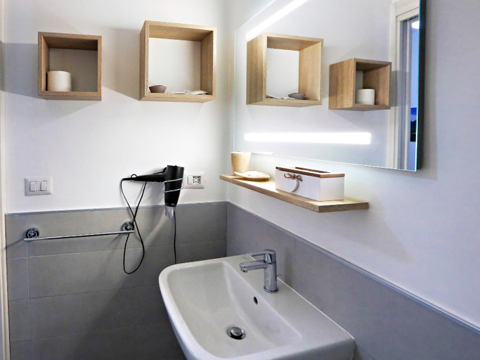 Bathroom 4, Maison Villa Borghese, Rome