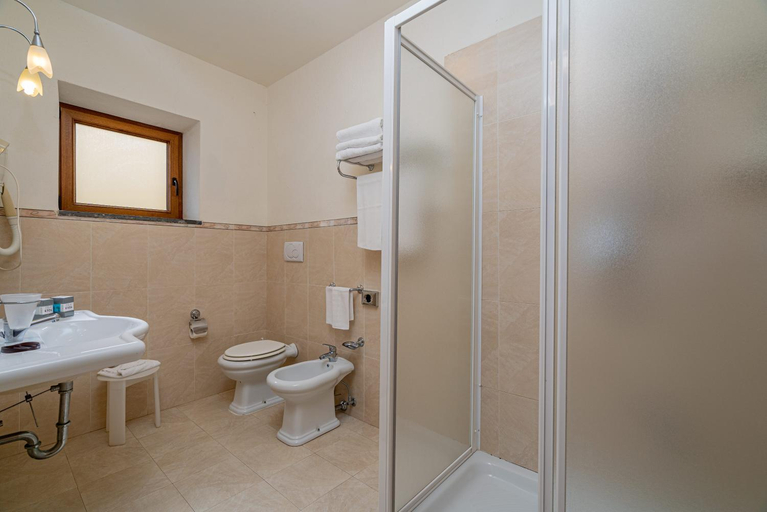 Bathroom 5, Club Esse Palmasera, Nuoro