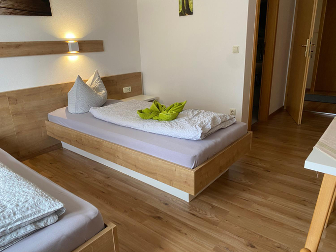 Others 5, Zur Linde, Cham