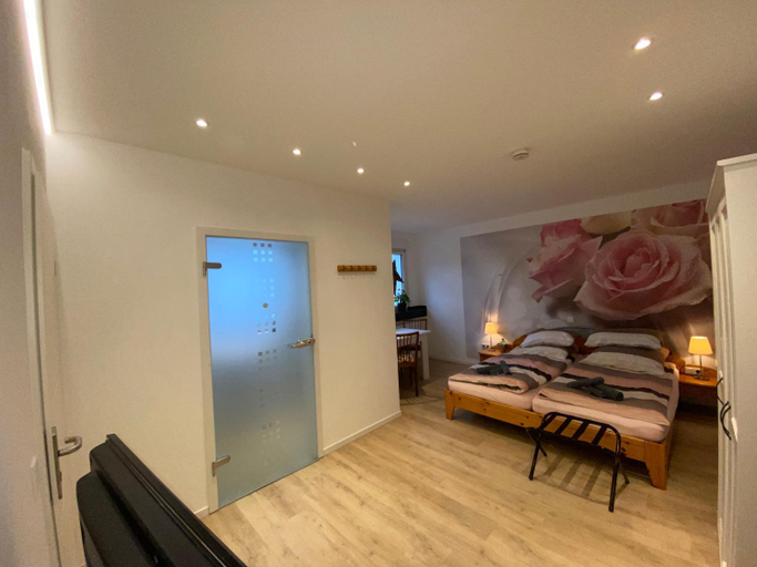 Bedroom 2, Home-Rose-Garden-Gastehaus kontaktloser Zugang, Düsseldorf