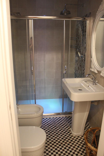 Bathroom 3, B&B Dei Cardinale, Bari