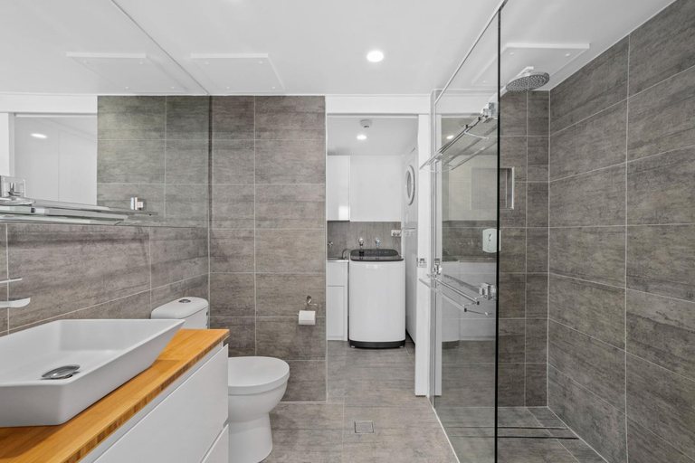 Bathroom 4, Baronnet Holiday Apartments, Gold Coast