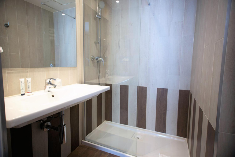 Bathroom 4, Hotel du Theatre, Paris