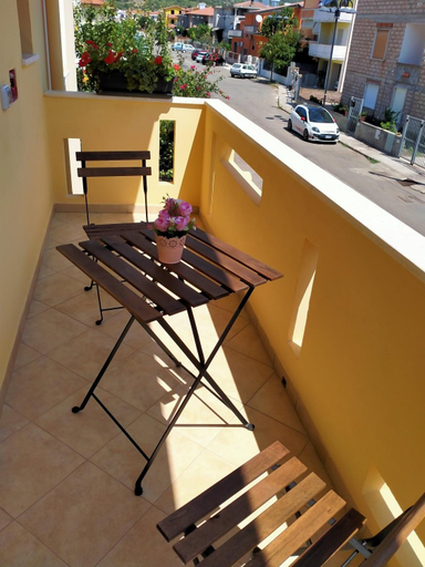 Others 5, Le Camelie camera, Oristano
