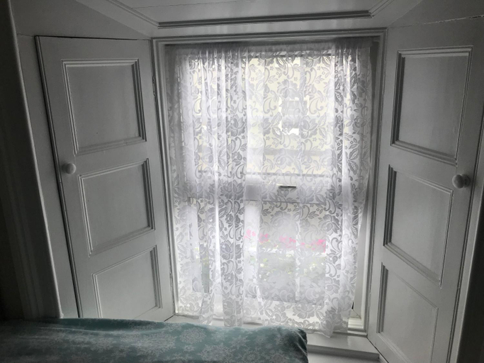 Others 3, Gordon's Guesthouse