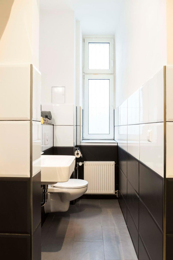 Bathroom 3, Spacious Family Apartment @Mauerpark +SelfCheck-In, Berlin