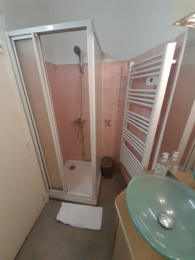 Bathroom 3, La Flute 2, Puy-de-Dôme