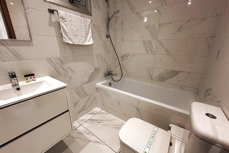 Bathroom 2, Too Coool 1 Bedroom Apartment Coralli Resort