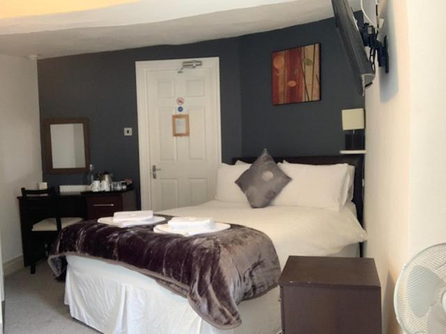 Bedroom 2, The Silverton Inn, Devon