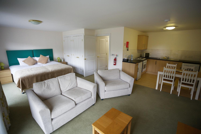 Bedroom 3, Donnington Grove Hotel & Golf Club, West Berkshire