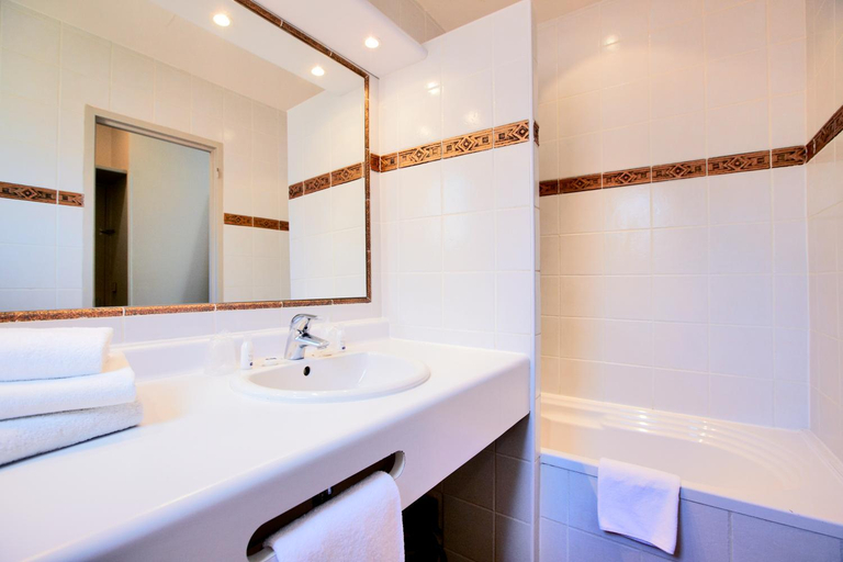 Bathroom 2, Kyriad Nimes Centre, Gard