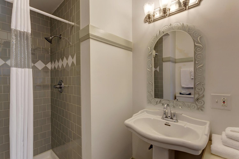 Bathroom 4, Nantucket Inn - Anacortes, Skagit