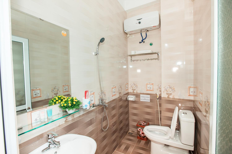 Bathroom 2, Dang Quang Guesthouse, Hạ Long