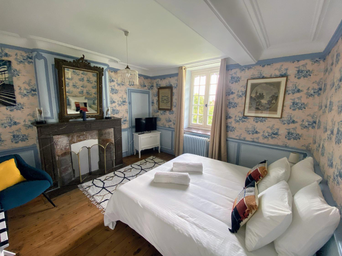 Bedroom 2, Chateau d'Aigneville, Somme