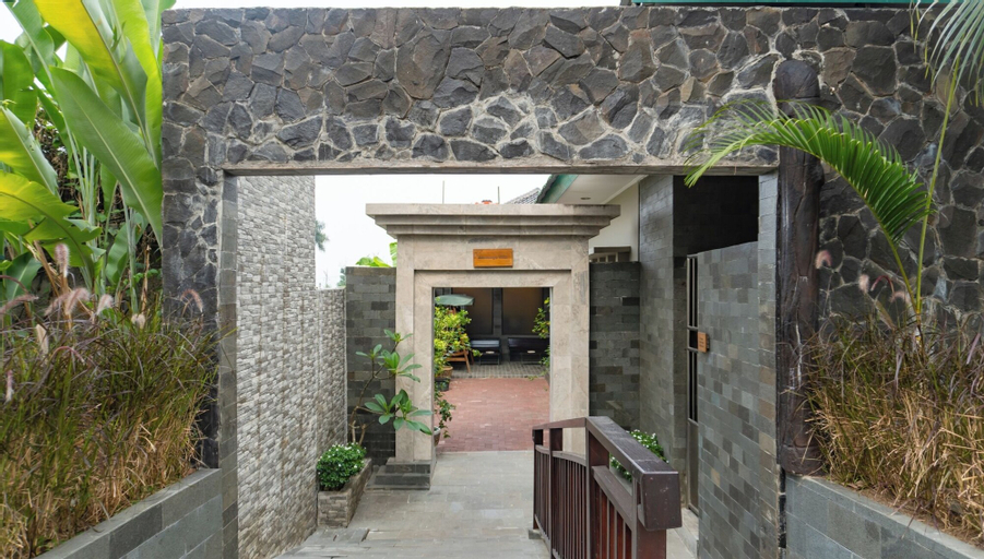 Exterior 26