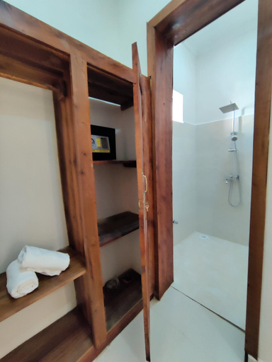 Bathroom 3, Frangipwani, Kusini