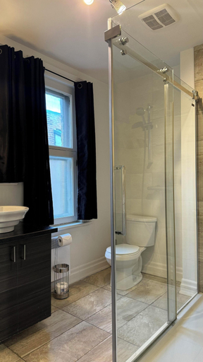 Bathroom 3, E-Hotel des Grisons - Par Aneyro, Communauté-Urbaine-de-Québec