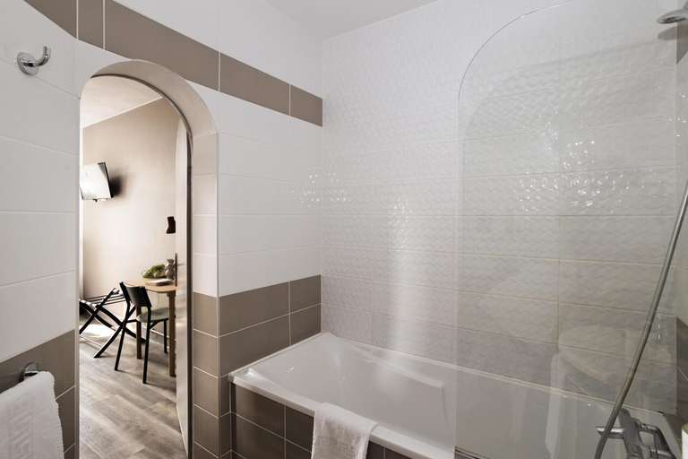 Bathroom 4, Hôtel L'UNIVERS, Maine-et-Loire