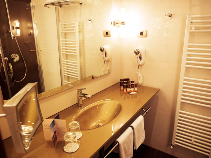 Bathroom 5, Hotel Neptun - LifeClass Hotels & Spa, Piran