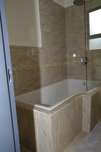 Bathroom 5, Getty's Bed and Breakfast, Bojanala