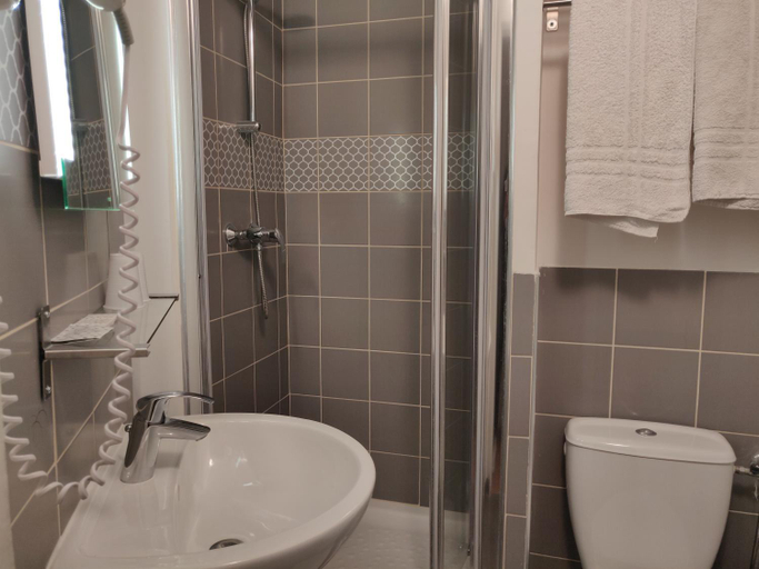 Bathroom 2, Hotel du Marche Paris, Paris