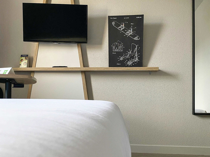 Bedroom 4, ibis Styles Crolles Grenoble A41, Isère