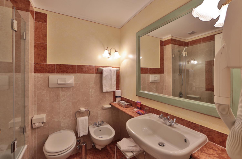 Bathroom 2, Golf Hotel Campiglio, Trento