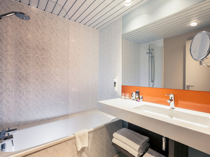 Bathroom 4, Hôtel Mercure Marne la vallée Bussy St Georges, Seine-et-Marne