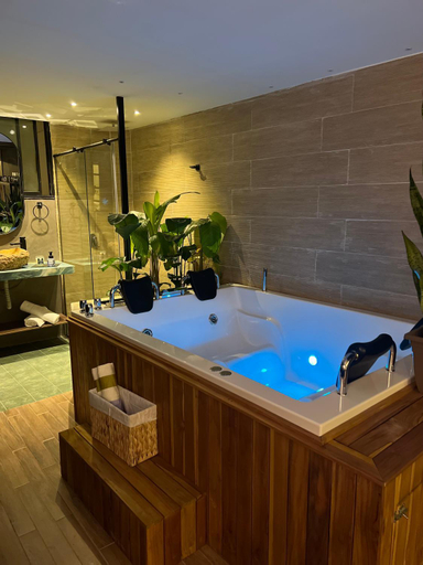 Hot tub 4, LUXURY PALACE POBLADO MANILA, Medellín