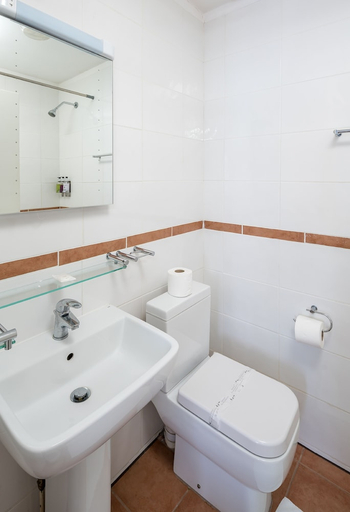Bathroom 3, Bros Inn Hotel, London