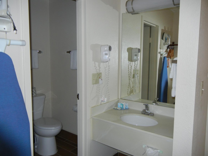Bathroom 4, Quality Inn Holland - Toledo, Lucas
